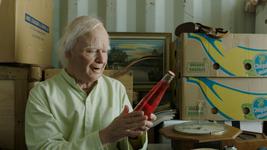 Hunderteinjähriger Hunderteinjähriger - Szenenbild mit Getränk