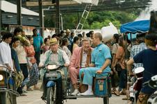 Hunderteinjähriger Hunderteinjähriger - Szenenbild am MArkt